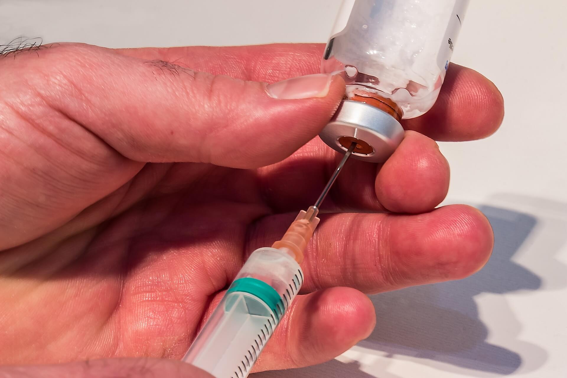 Needle filling with vaccination liquid